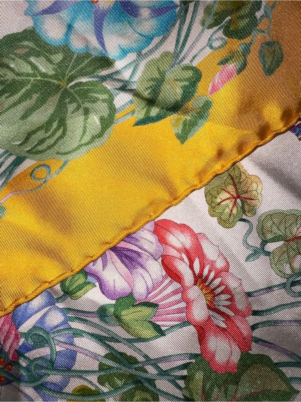 GUCCI Buttefly Silk Scarf Floral Botanical Square 34x34 Vintage Rare Hand Rolled